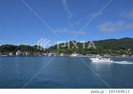 上関海峡を航行する八島行定期船①(山口県熊毛郡上関町) 105569613