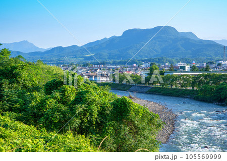 利根川　谷川連峰　三峰山　沼田市鷺石橋付近からの風景　　 105569999