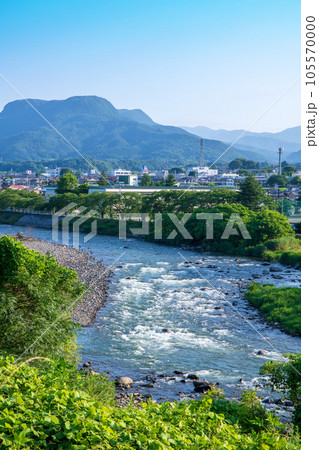 利根川　谷川連峰　三峰山　沼田市鷺石橋付近からの風景　　 105570000