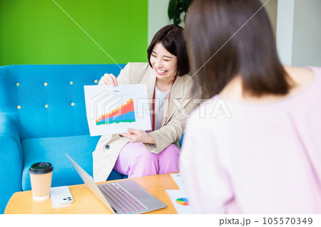 オフィスで資料を使って説明する女性 105570349