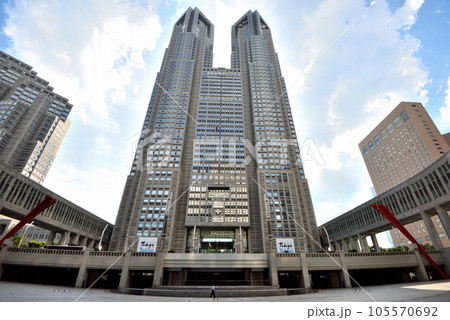 超高層ビルの東京都庁舎 105570692