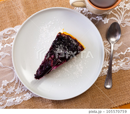 Cheesecake with berries 105570759