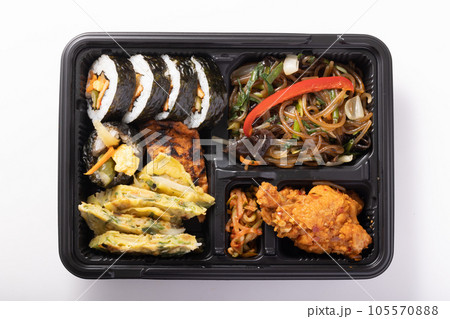 韓国弁当　(キンパ・チヂミ・チャプチェ・ヤンニョムチキン) 105570888