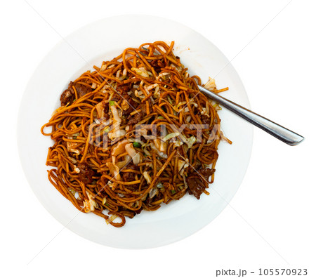 Big portion of chinese style fried noodles with beef meat 105570923