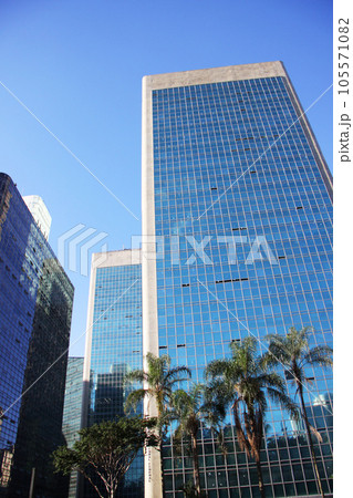 サンパウロのビジネス街と青空　ブラジル 105571082