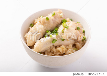 骨付き手羽元のほぐし飯　(炊き込みご飯) 105571493