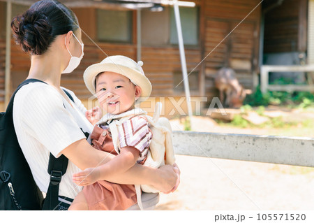 動物園を楽しむ赤ちゃんとママ　コピースペース 105571520