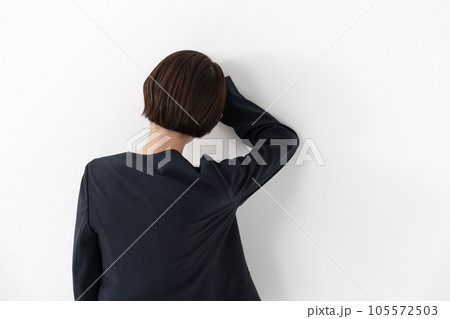落ち込む女性　ビジネスイメージ 105572503