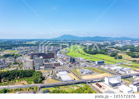 万博記念公園駅周辺のつくば市内の街並み（茨城県） 105572876