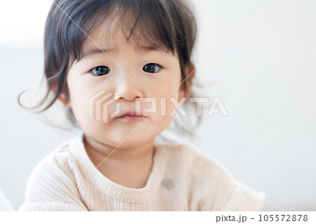 赤ちゃん　見つめる幼児 105572878