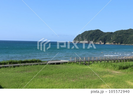 絶景の東浜海岸を眺めながら歩く木造の遊歩道 絶景の東浜海岸を眺めながら歩く木造の遊歩道 105572940