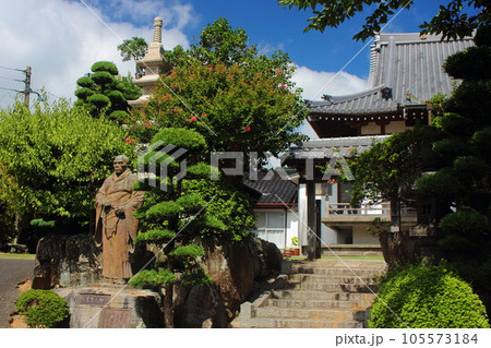 寺院の親鸞聖人御像 慰霊塔 寺院の親鸞聖人御像 慰霊塔 105573184