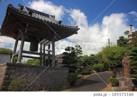 寺院の梵鐘と親鸞聖人御像 【青空】 寺院の梵鐘と親鸞聖人御像 【青空】 105573186