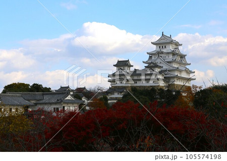 姫路城と綺麗な紅葉 105574198