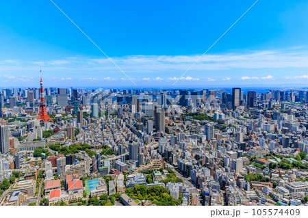 東京　港区　六本木ヒルズ展望台からの都市風景（東京湾方面） 105574409
