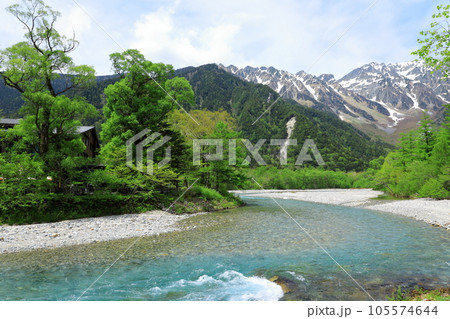 上高地 穂高連峰と梓川 上高地 穂高連峰と梓川 105574644