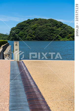 石川県と福井県の県境を示す標識｜石川県加賀市・福井県あわら市 105575139