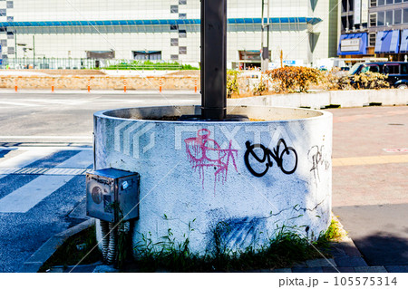 交差点付近の建造物に落書きがされている風景 105575314