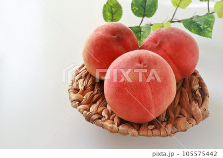 桃　白バック 105575442