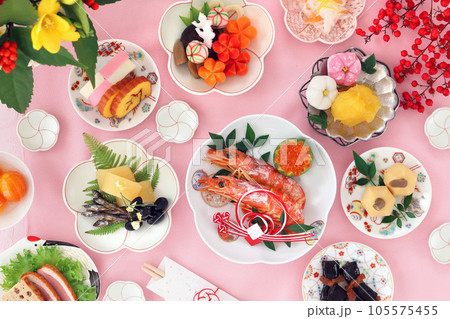 華やかに盛り付けされた一人前おせち料理 一人用おせち料理 華やかに盛り付けされた一人前おせち料理 一人用おせち料理 105575455