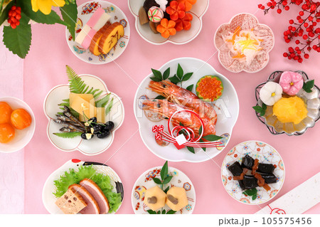 華やかに盛り付けされた一人前おせち料理　一人用おせち料理　 105575456