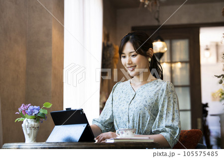 カフェで仕事をする若い女性 105575485