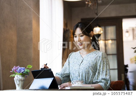カフェで仕事をする若い女性 105575487