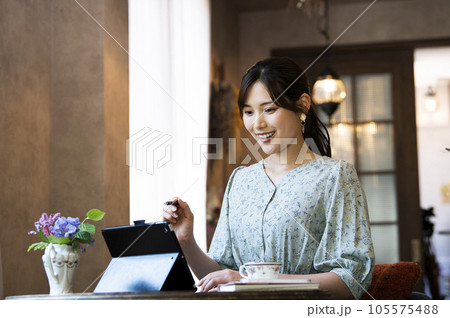 カフェで仕事をする若い女性 105575488