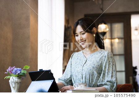 カフェで仕事をする若い女性 カフェで仕事をする若い女性 105575490