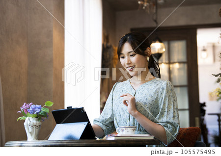 カフェで仕事をする若い女性 105575495
