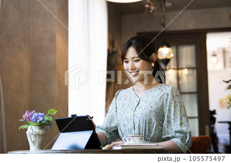 カフェで仕事をする若い女性 105575497