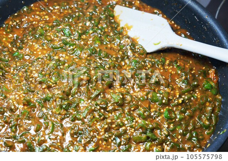 味噌南蛮の調理シーンのアップ 味噌南蛮の調理シーンのアップ 105575798
