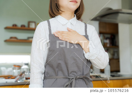 キッチンに立つ女性のパーツカット 105576216