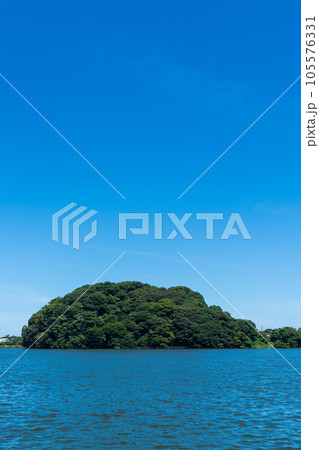 爽やかな夏の青空と石川県と福井県の県境エリアに浮かぶ鹿島の森｜北潟湖｜石川県加賀市 105576331