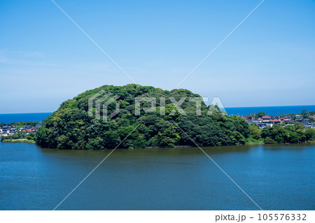 爽やかな夏の青空と石川県と福井県の県境エリアに浮かぶ鹿島の森|北潟湖|石川県加賀市 爽やかな夏の青空と石川県と福井県の県境エリアに浮かぶ鹿島の森|北潟湖|石川県加賀市 105576332