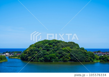爽やかな夏の青空と石川県と福井県の県境エリアに浮かぶ鹿島の森|北潟湖|石川県加賀市 爽やかな夏の青空と石川県と福井県の県境エリアに浮かぶ鹿島の森|北潟湖|石川県加賀市 105576334