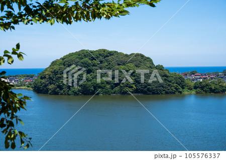 爽やかな夏の青空と石川県と福井県の県境エリアに浮かぶ鹿島の森｜北潟湖｜石川県加賀市 105576337