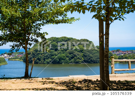 爽やかな夏の青空と石川県と福井県の県境エリアに浮かぶ鹿島の森|北潟湖|石川県加賀市 爽やかな夏の青空と石川県と福井県の県境エリアに浮かぶ鹿島の森|北潟湖|石川県加賀市 105576339