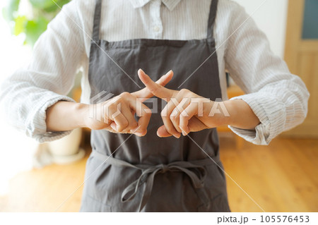 エプロン姿の女性のジェスチャー 105576453