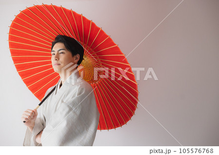 着物の男性 番傘 着物の男性 番傘 105576768