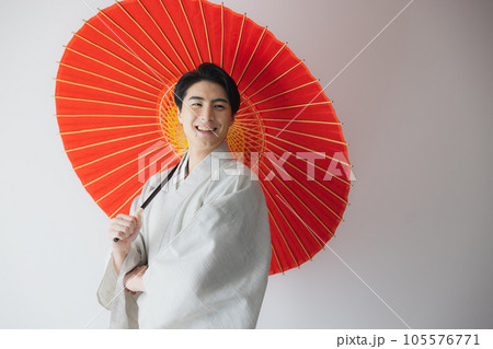 着物の男性　番傘 105576771
