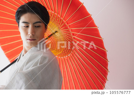 着物の男性　番傘 105576777