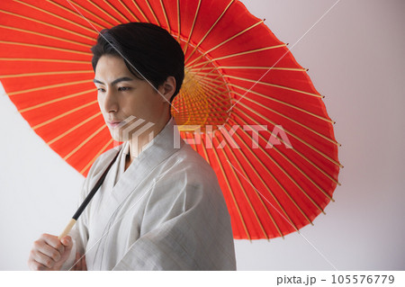 着物の男性　番傘 105576779