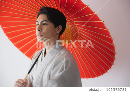 着物の男性 番傘 着物の男性 番傘 105576781