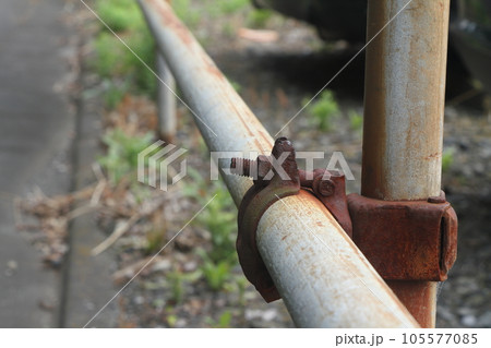 錆びた単管パイプ 錆びた単管パイプ 105577085