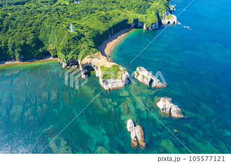 ドローン|日本海に突き出た加佐の岬と灯台の空撮|2023年8月撮影(崩落後)|石川県加賀市 ドローン|日本海に突き出た加佐の岬と灯台の空撮|2023年8月撮影(崩落後)|石川県加賀市 105577121