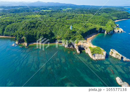 ドローン|日本海に突き出た加佐の岬と灯台の空撮|2023年8月撮影(崩落後)|石川県加賀市 ドローン|日本海に突き出た加佐の岬と灯台の空撮|2023年8月撮影(崩落後)|石川県加賀市 105577138