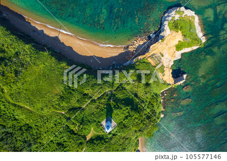 ドローン｜日本海に突き出た加佐の岬と灯台の空撮｜2023年8月撮影（崩落後）｜石川県加賀市 105577146