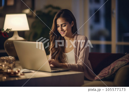 自宅のリビングでノートパソコンを使う女性 105577173