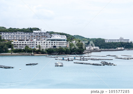 リゾートホテルと養殖いかだを見る鳥羽湾風景 リゾートホテルと養殖いかだを見る鳥羽湾風景 105577285
